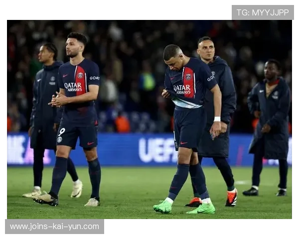 姆巴佩与球迷共同种下一棵“纪念树”，仪式感满满